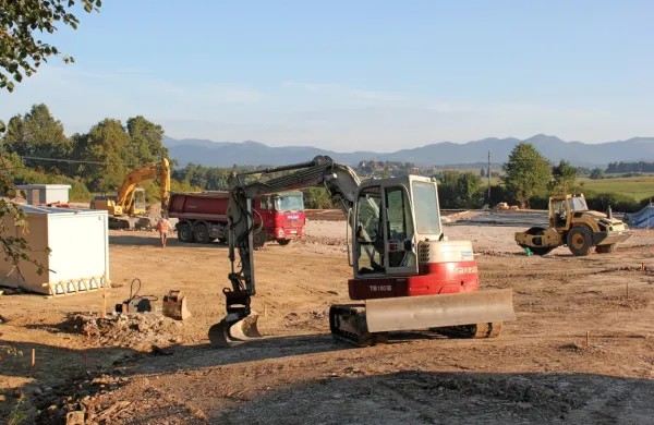 Investitor Yapi Merkezi je  že odstranil propadajoče stavbe nekdanje farme in že začel z gradbenimi posegi za delavsko naselje.


