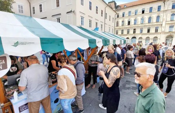 Stojnice s primorskimi pridelki in vini so včeraj na Pogačarjev trg 
sredi Ljubljane privabile mnogo pokuševalcev - in morda tudi 
kupcev primorskih pridelkov.

 