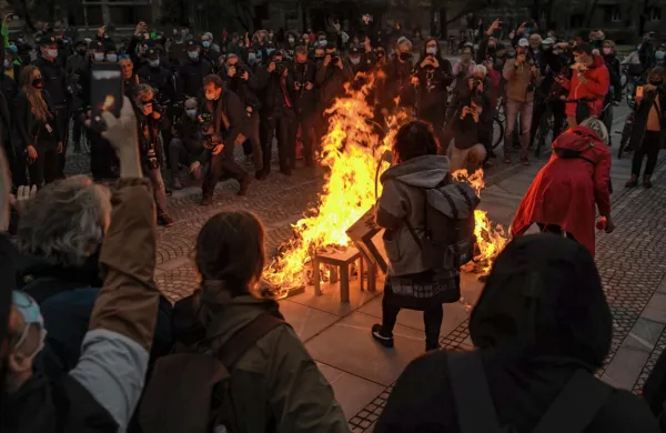 V Univerzitetnem kliničnem centru (UKC) Ljubljana so potrdili, da 
so zaradi sredinih protestov obravnavali pet oseb, od tega tri 
policiste in dve drugi osebi.