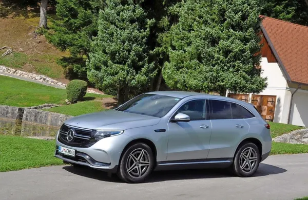 Model EQC je pravzaprav prvi pravi električni Mercedes, ki je po 
Evropi na trgu že vsaj dve leti, pri nas pa je prišel z rahlo zamudo. 
Tudi zaradi dejstva, ker je naš trg premajhen za ustvarjanje 
dobička.

