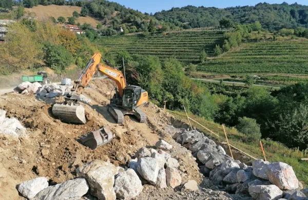 Delavci so začeli z gradnjo podpornega zidu na odcepu za Brestje, 
kjer bo krožišče, iz katerega bo peljala obvoznica.  