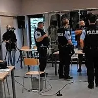 Nasprotnika delavskega naselja, ki je z žaljivimi izjavami motil 
razpravo, je prišla pomirit policija. 