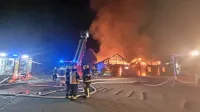 Z ognjenimi zublji so se gasilci  borili več  ur.  