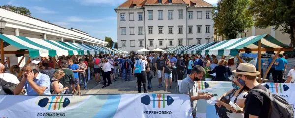 Primorska  živilska podjetja  in zadruge so s predstavitvijo sredi 
Ljubljane v sredo na poseben način obeležila tudi praznik 
priključitve Primorske matični domovini.