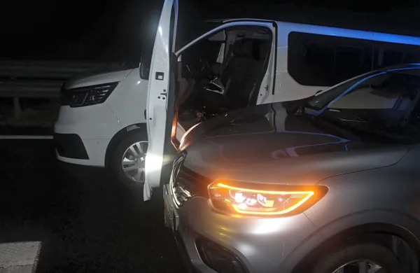 Kombi  se je  po klancu  spustil  nazaj   in  z vrati   zadel  policijsko  
vozilo. 
