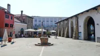 Na Carpacciovem trgu je vodnjak v obliki kapitela in Justinin steber, ki so ga postavili 
v znak zmage pri Lepantu.