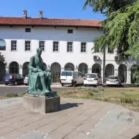 Ob kipu Joanisu Kapodistriasu, na istoimenskem trgu, kjer ima 
sedež Pokrajinski arhiv Koper, so postavili klop prijateljstva.