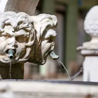 Ob vznožju loka na vodnjaku  Da Ponte so izklesani štirje groteskni 
maskeroni.