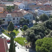 Celotna površina Trga Brolo je bila v preteklosti namenjena 
zbiranju vode.
