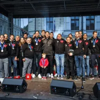 Slovenske odbojkarje v Ljubljani pričakala večstoglava množica