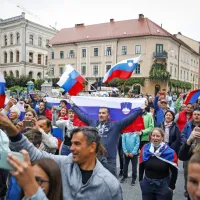 Slovenske odbojkarje v Ljubljani pričakala večstoglava množica