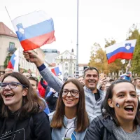 Slovenske odbojkarje v Ljubljani pričakala večstoglava množica
