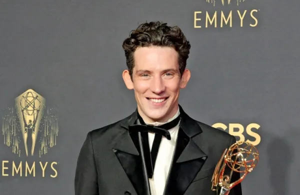 Krona je   pobrala tudi  emmyja za glavno dramsko moško vlogo, 
kjer je vlogo favorita v vlogi princa Charlesa upravičil Josh 
O'Connor.