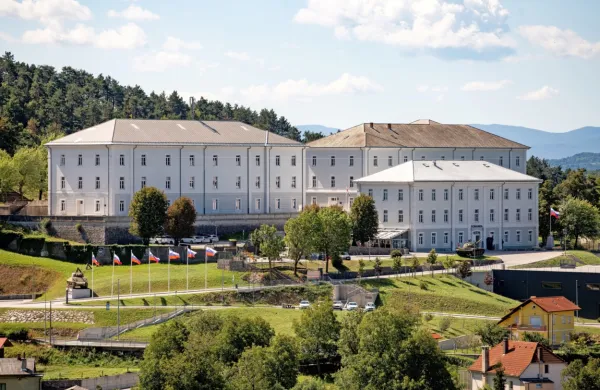 Pooblastila za opravljanje državne muzejske javne službe so se v 
Parku vojaške zgodovine Pivka razveselili ob 15-letnici odprtja 
prvega paviljona.