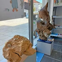 Iz odpadlega lesa zaživijo različne figure, mitološka bitja, obrazi in 
maske.