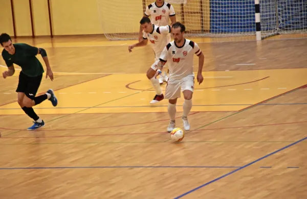 Dani Vulikić je zaostanek Oplasta zmanjšal na 2:3, naprej pa  skozi 
vrhniško obrambo ni šlo. 