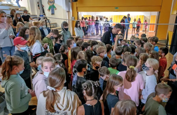 Na Osnovni šoli Frana Erjavca v Novi Gorici je danes dopoldan 
učence od 5. do 9. razreda med glavnim odmorom pričakalo veliko 
presenečenje. 