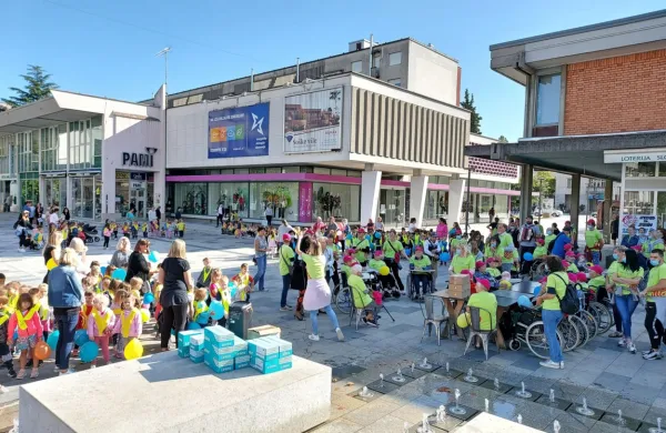V Novi Gorici smo ob postanku na Bevkovem trgu ujeli v 
fotografski objektiv otroke iz novogoriških vrtcev, ki so se na 
tradicionalni sprehod za spomin podali v družbi  stanovalcev 
novogoriškega doma upokojencev.