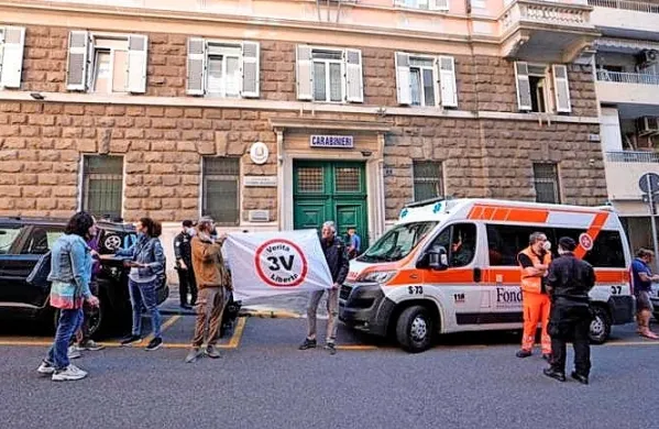 Kandidat za tržaškega župana Ugo Rossi je danes pred pošto v Sv. 
Ivanu v Trstu bil vpleten v pretep. (Foto vir: Primorski dnevnik/FOTODAMJ@N)