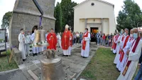 Nova zvonova je blagoslovil škof Jurij Bizjak (v sredini). V ozadju je 
vidna prenovljena fasada cerkve. 