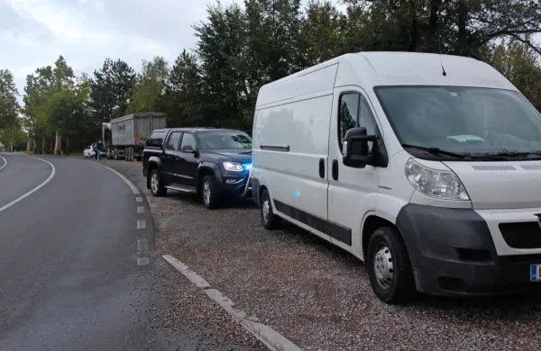 Kljub strožji zakonodajo in višjim kaznim je prevažanje migrantov 
za marsikoga še vedno zelo donosen posel. Številni prevozniki jih 
tako tudi po nekaj deset stlačijo v kombije. (Fotografija je 
simbolična)
