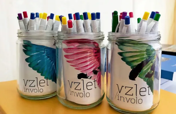 Novo podobo sezone Slovenskega stalnega gledališča je ustvaril 
Andrej Pisani, ki je dobil navdih v geslu Vzleti in v želji po prerodu 
gledališke dejavnosti.