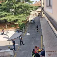 Policisti in gasilci so omejili dostop v prostore TV Koper Capodistria.