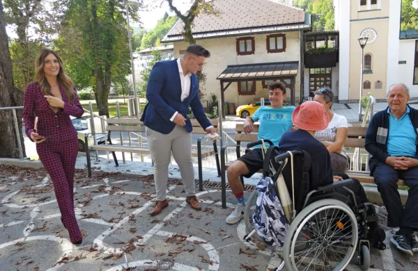 Poslanka Eva Irgl obiskuje domove starejših, da bi s pomočjo 
države  odpravili težave v njih. Da bi lahko pomagala k državnemu 
sofinanciranju  nujne obnove zastarele idrijske enote Marof, pa je 
malo verjetno. 