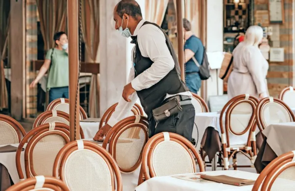 V nekaterih podjetjih s  področja gostinstva in turizma so letos 
zaradi pomanjkanja kadrov med sezono na pomoč poklicali  tudi 
upokojene delavce.  