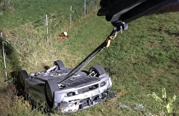 Avto je pod uvozom/izvozom na štiripasovnico pri Ajdovščini 
pristal na strehi. 
