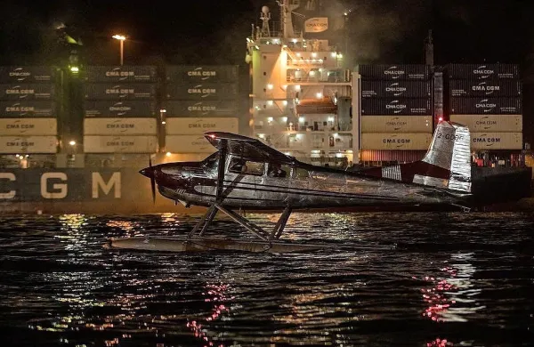 James Bond v  hidroplanu, s katerim bo na Jamajki letel pod 
pristaniškimi žerjavi. 









