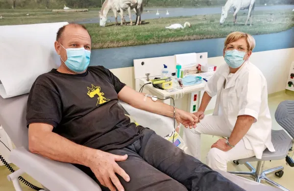 Po darovanju krvi je Lucijana Trošta čakala torta za viteze krvodajalstva. 