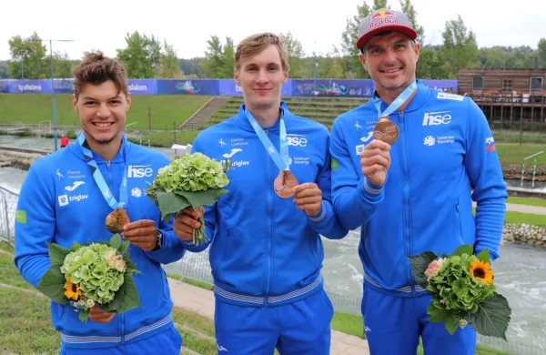 Bronasti kajakaši v slalomu (z leve): Niko Testen, Martin Srabotnik in Peter Kauzer. 