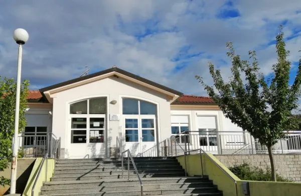 Vrtec v Štanjelu je že vrsto let premajhen za tri oddelke otrok, ki ga obiskujejo. Po novem bo v njem dovolj prostora za štiri oddelke.