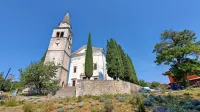 Cerkev svetega Jurija v Komnu je bila zgrajena leta 1773, prva 
omemba takratne župnije Cominum pa sodi v leto 1247.