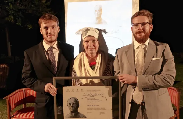Kocjančičevo nagrado so prevzeli svojci Berta Pribca: vdova Ljuba v istrski noši  ter  sinova Ivan (levo) in Simon. 