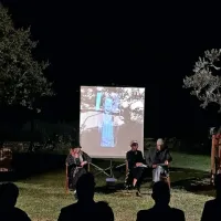  Poezija in glasba sta se spogledovali in naposled  prepletli na slikovitem  vrtu ankaranskega hotela Convent. 