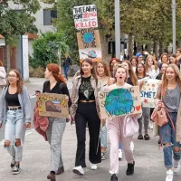Mladi podnebni protestniki opozorili na problem kurjenja premoga in netrajnostni promet