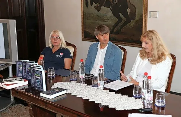 Podžupanja Mestne občine Koper Jasna Softić, programski direktor  Beletrine in član  komisije PONT  Aleš  Šteger in predstojnica 
Inštituta za jezikoslovne študije ZRS Koper ter predsednica 
komisije Pont  Vesna Mikolič.  