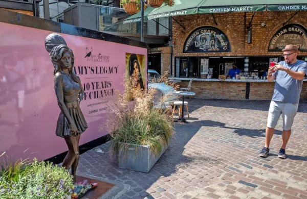 Da mineva desetletje od njene smrti, v londonski soseski Camden 
Town mimoidoče opominja tudi kip Amy Winehouse, ki ga je 
izdelal  Scott Eaton. 
