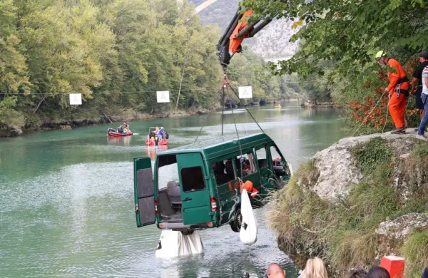 Kombi, ki je zgrmel z mosta v Sočo, so uspešno potegnili iz reke, 
še prej so rešili ponesrečenca.