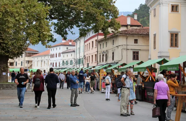 Vse tja do 21. ure je v središču Vipave mogoče okušati domače in 
tuje kulinarične dobrote več kot 20 gostincev in drugih ponudnikov.