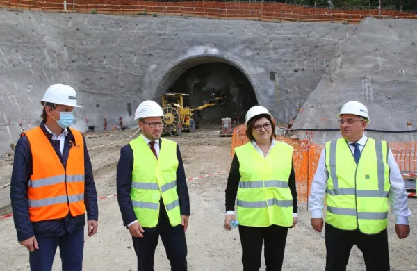 Direktor Kolektorja CPG Kristjan Mugerli, minister Jernej Vrtovec, komisarka za promet Adina Valean in generalni direktor 2TDK Pavel Hevka pred predorom drugega 
tira v dolini Vinjan.  