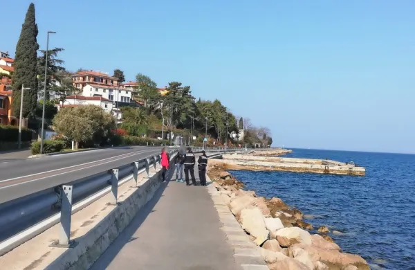 OPN deli priobalni pas na morski in kopenski del, obalno promenado pa bosta koprska in izolska občina 
uredili z regionalnim načrtom (na fotografiji je Molet).  