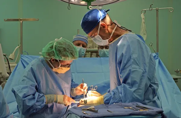 Za koliko se bodo skrajšale čakalne vrste za operacije, za katere so 
prejeli z razpisom dodeljen dodatni denar, prejemniki ne vedo, ker 
jim bo čakajoče bolnike pošiljal NIJZ, skrbnik seznamov.  
