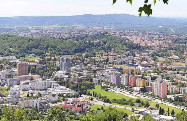  Prvi rezultati raziskave kažejo, da bi bilo ob boljši izrabi, tudi ob 
parkiranju v garažnih hišah, parkirnih mest v Novi Gorici dovolj.