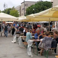 Če je število obiskovalcev preseglo 3000, so varnostniki omejili 
dostop do stojnic.