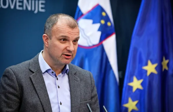 Protikorupcijska komisija je v okviru preiskav, povezanih z 
nabavami zaščitne opreme, ugotovila kršitev integritete nekdanjega državnega sekretarja na  ministrstvu za gospodarski 
razvoj in tehnologijo Aleša Cantaruttija.