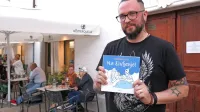 “Ni treba veliko, da bi dodali še nekaj vrednosti življenju - lahko je 
nasmeh, pozitivna misel, spodbudna beseda ... ali pesem, ki je 
nekdo ni že dolgo slišal,” pravi Xavier - Zvezdni človek. 