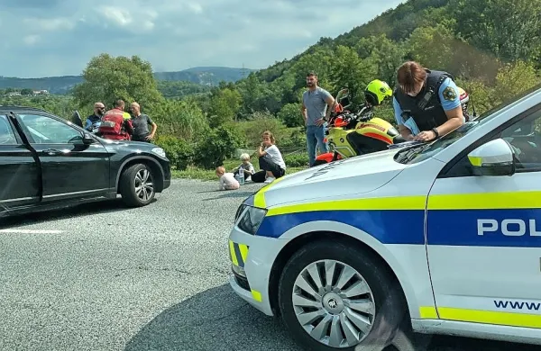 Voznik iz Nemčije   je  pred Rižano čez polno črto zavil  na cesto  proti 
Gračišču, motorist za njim pa   je  ob tem manevru  zaviral  in 
padel. 